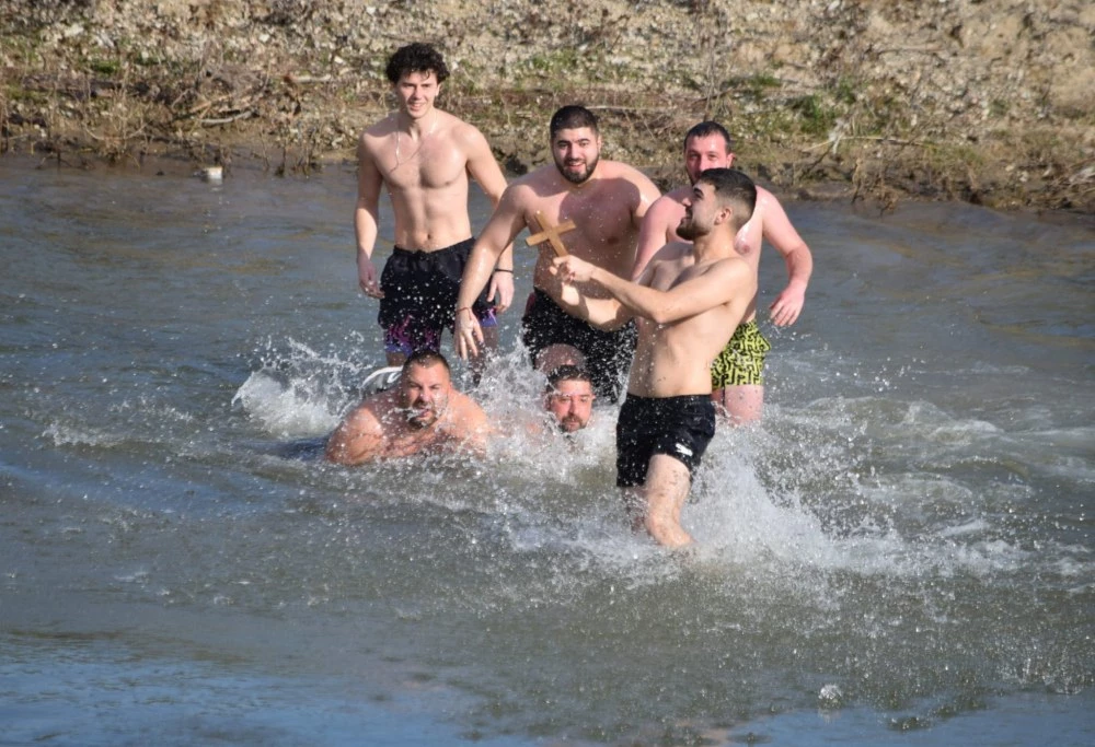 Десетки се хвърлиха за спасяване на Богоявленския кръст в реките на Община Марица
