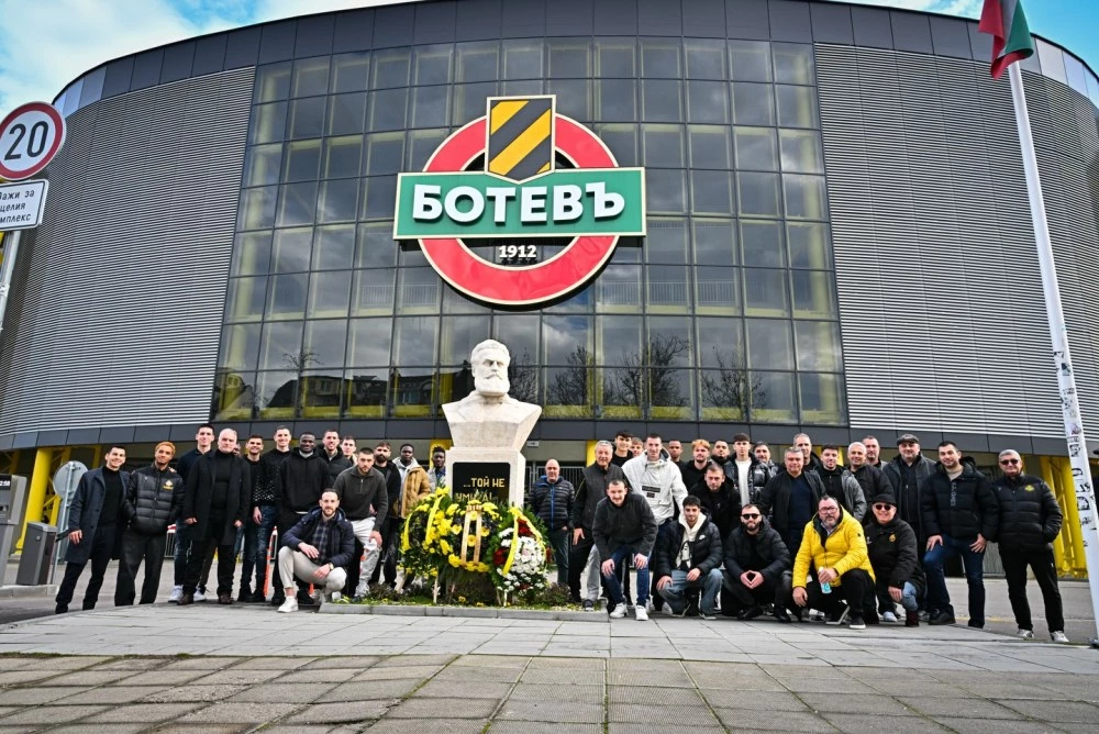Футболистите, треньори и фенове на Ботев почетоха клубния си патрион на паметника пред стадиона