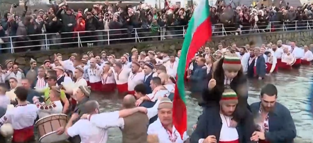 Мъжкото хоро се изви във водите на Тунджа, хора от цялата страна са в Калофер