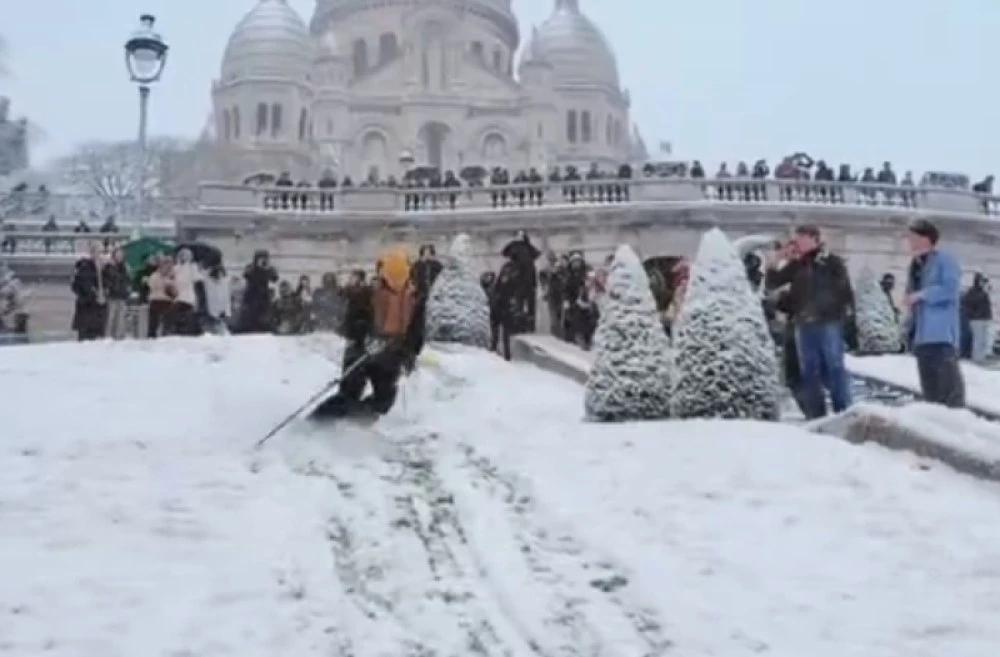 Обилни снеговалежи превърнаха забележителности във Франция в ски писти