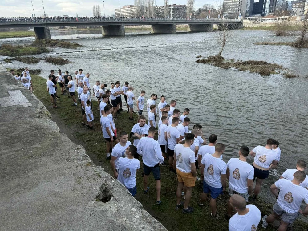 Рекордни 154 души се хвърлят за Богоявленския кръст в река Марица