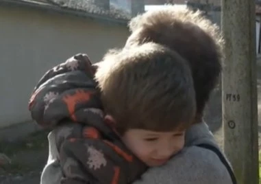 4-годишно момченце дари всичките си пари на мъж, чиято къща изгаря при пожар в Шуменско
