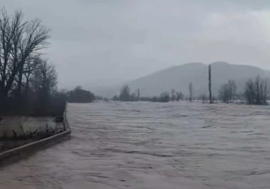 Сериозни са щетите след проливните дъждове в Кирково и Крумовград, за утре е обявен червен код