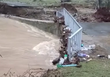 Спасиха баща и син от Крумовград, блокирани от придошлите води на река Арда
