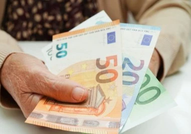 Започва изплащането на пенсиите – за първи път в евро