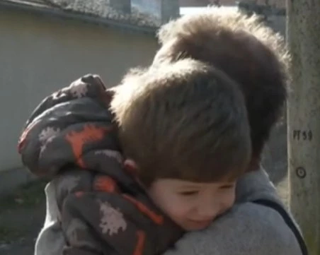 4-годишно момченце дари всичките си пари на мъж, чиято къща изгаря при пожар в Шуменско