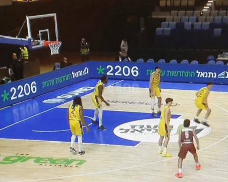 Голям цирк на мач от евротурнирите в България, отбор игра с двама баскетболисти