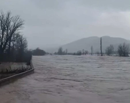 Сериозни са щетите след проливните дъждове в Кирково и Крумовград, за утре е обявен червен код