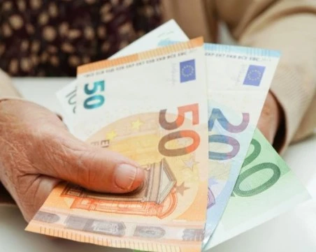 Започва изплащането на пенсиите – за първи път в евро
