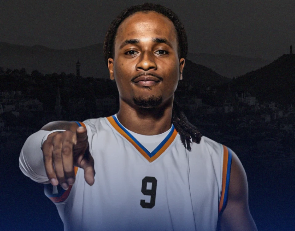 Академик взе нов и освободи един играч