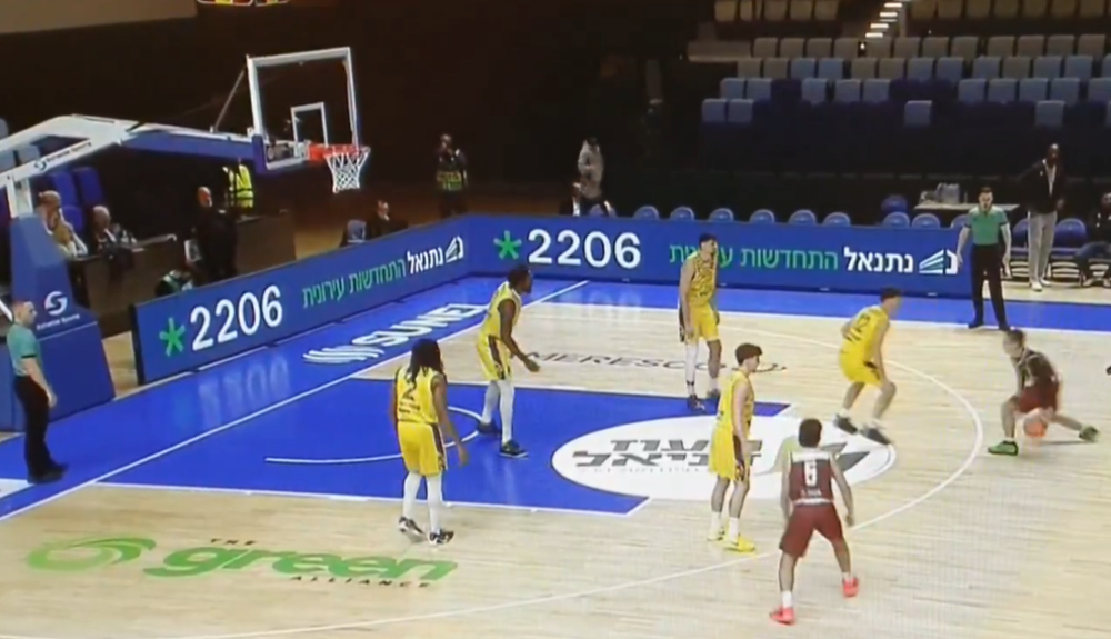 Голям цирк на мач от евротурнирите в България, отбор игра с двама баскетболисти