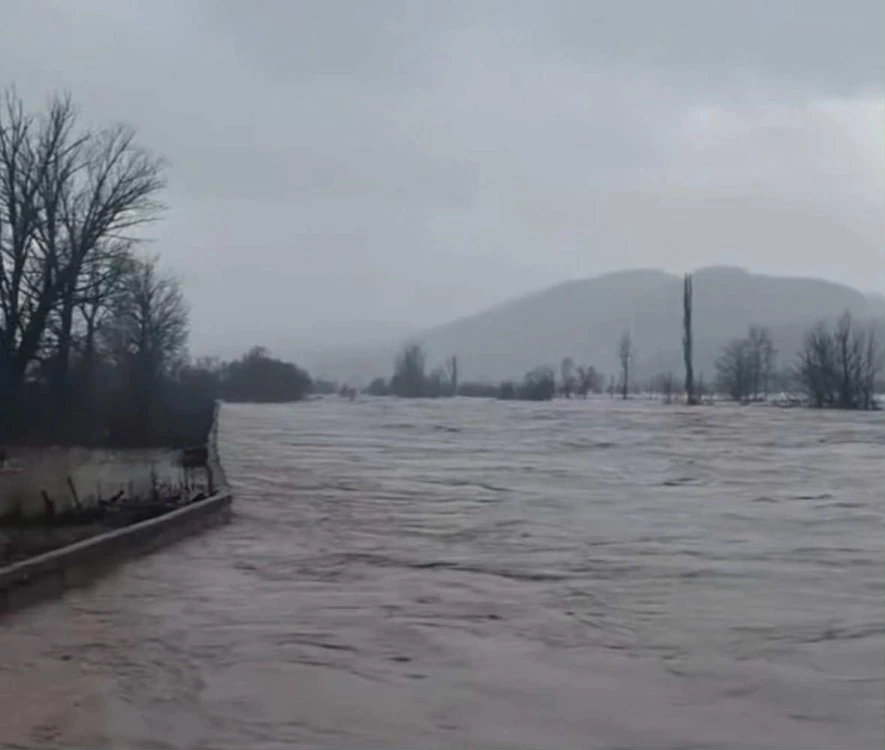 Сериозни са щетите след проливните дъждове в Кирково и Крумовград, за утре е обявен червен код