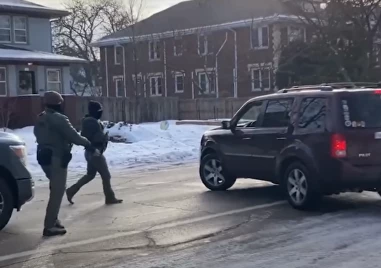 Имиграционните в САЩ застреляха майка в колата ѝ, кадри от случая доведоха до протести