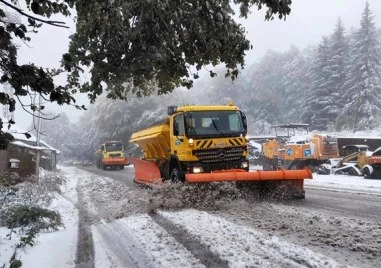 Над 480 снегопочистващи машини обработват републиканските пътища против заледяване