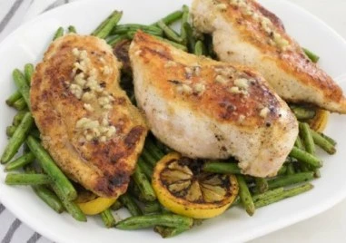 Ето рецепта за вкусни пилешки гърди със зелен фасул които