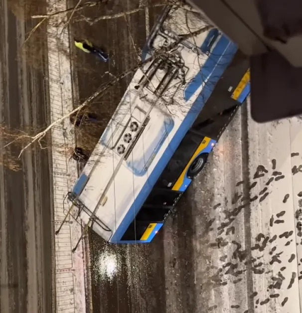 Тролейбус се е завъртял на булевард в София Инцидентът е