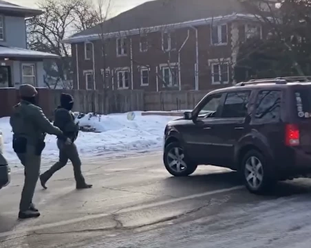 Имиграционните в САЩ застреляха майка в колата ѝ, кадри от случая доведоха до протести