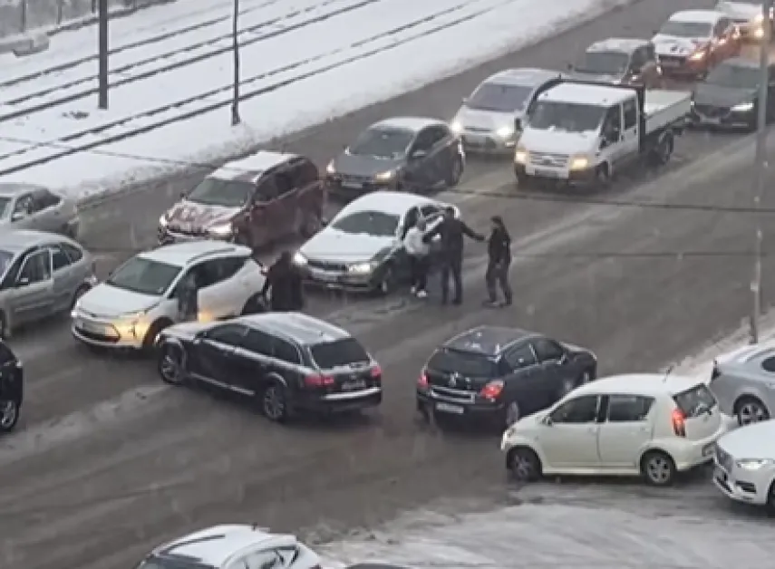 Шофьори се биха в София, извадиха и бухалка СНИМКИ