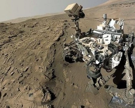 Марсоходът Curiosity се изкачи по 5-километров склон на Марс и засне зашеметяваща панорама