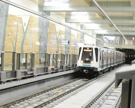 Мъж скочи на релсите на метрото в София