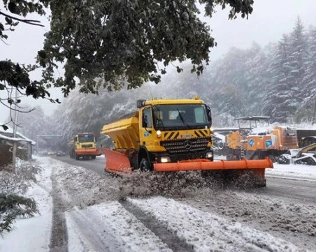 Над 480 снегопочистващи машини обработват републиканските пътища против заледяване