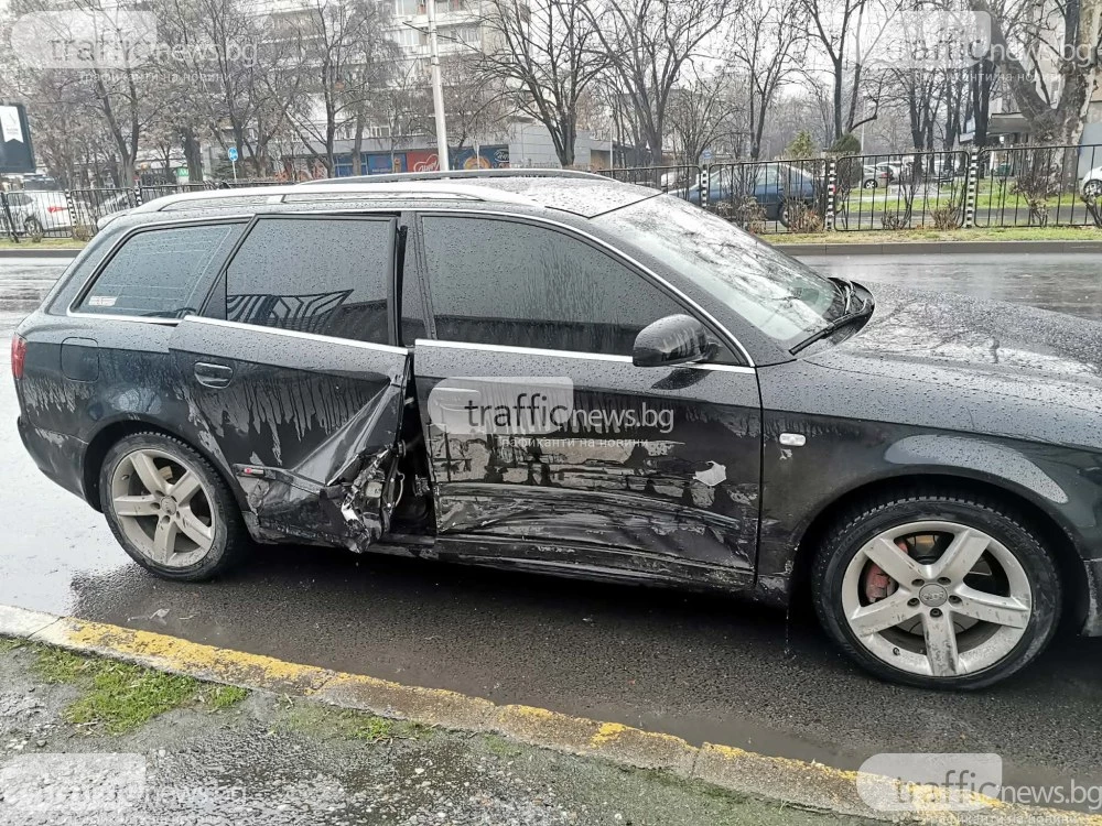 Две коли се удариха на кръговото на панаира