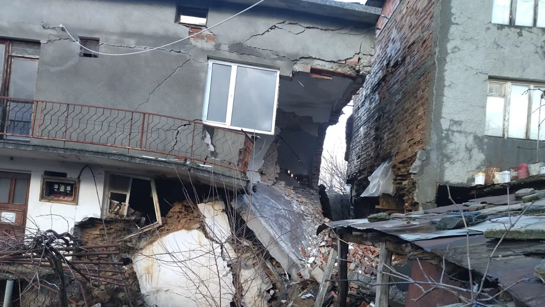 След активиране на свлачище: Къща се срути в община Кирково