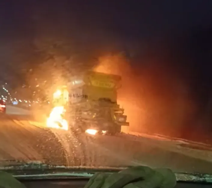 Снегорин се запали в София СНИМКИ