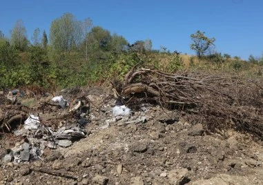 Планина от боклук се срути на сметище в централната част