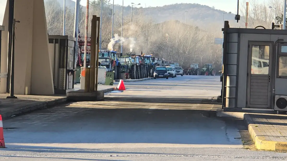 След 26 часа блокада за тежкотоварни камиони гръцките фермери освободиха