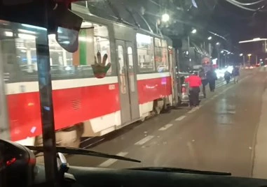 Трамвай и лек автомобил се сблъскаха на бул Възкресение в