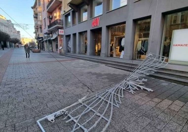 Сгромоляса се елемент от празничната украса на Главната