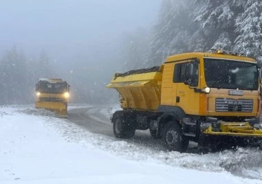 След снеговалежите пътната обстановка в страната остава усложнена 489 снегорина
