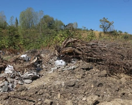 Един загинал и 38 в неизвестност след срутване на огромно сметище във Филипините