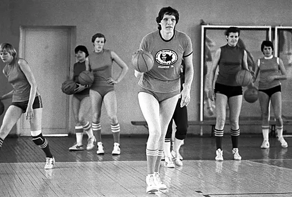 Почина най-високата баскетболистка в света