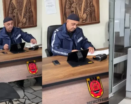 Полицай връчва глоби на входа на Община Перник