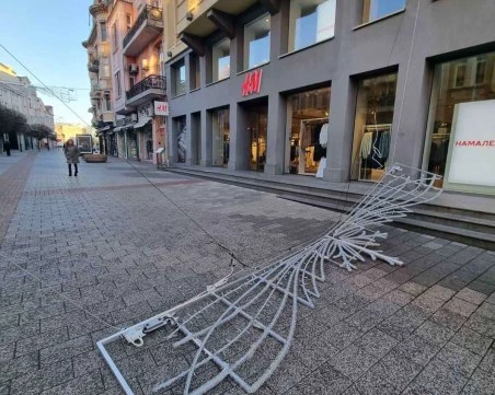 Сгромоляса се елемент от празничната украса на Главната