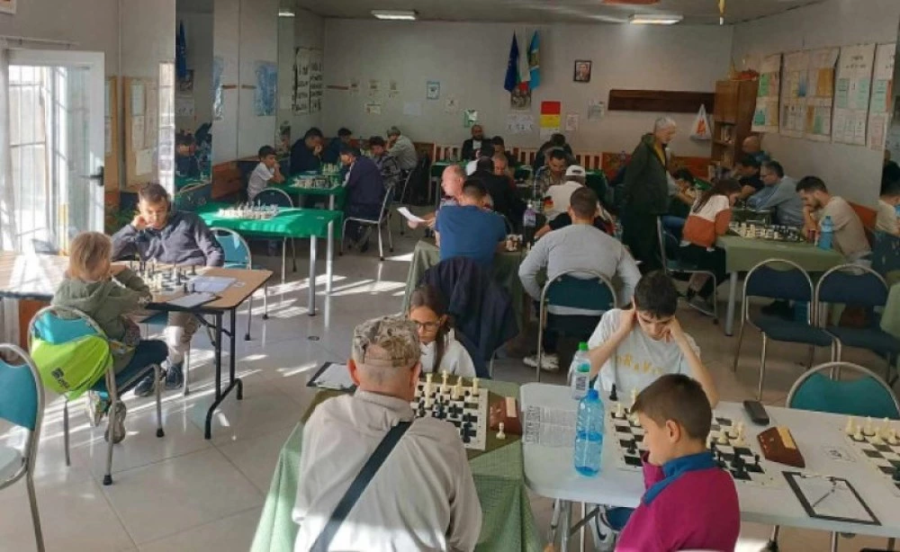 Глобиха шахматно дружество в Пловдив, организирало турнир с деца по време на грипна епидемия