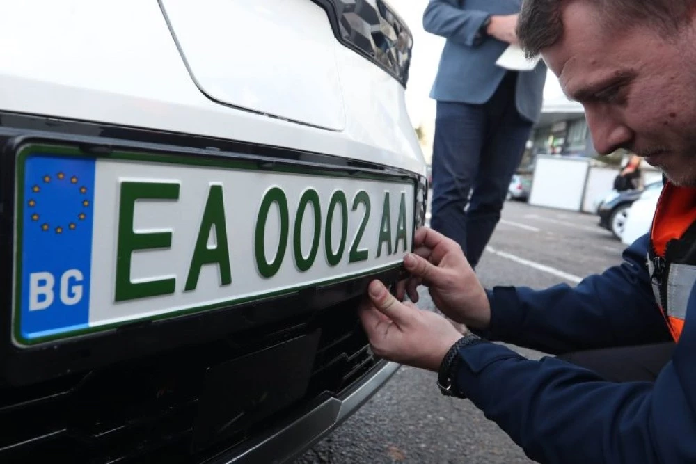 Коя марка е продала най-много електромобили в България през 2025 г.?