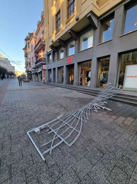 Сгромоляса се елемент от празничната украса на Главната