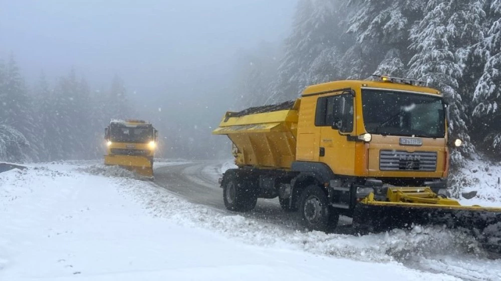 Усложнена пътна обстановка у нас след снеговалежа