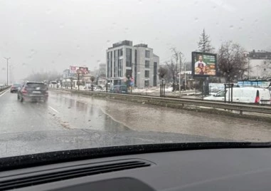 След снеговалежа в четвъртък обилни дъждове се изсипаха в София