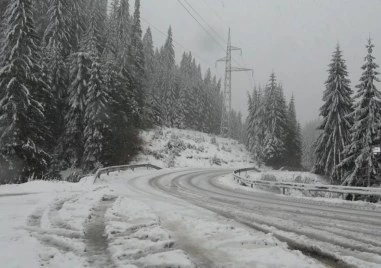 Дежурният в Областно пътно управление в Смолян съобщи че вали