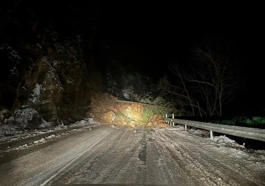 Срутили се камъни затвориха пътя Девин-Смолян