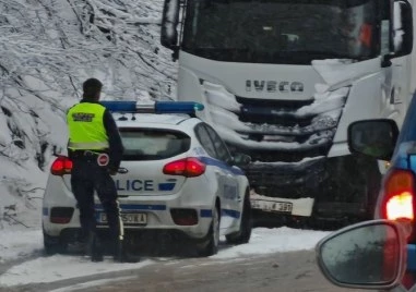 ТИР е аварирал на прохода Петрохан 3 коли катастрофираха на