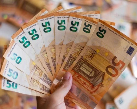 Служител на бензиностанция подменил 3 фалшиви банкноти по 50 евро с истински