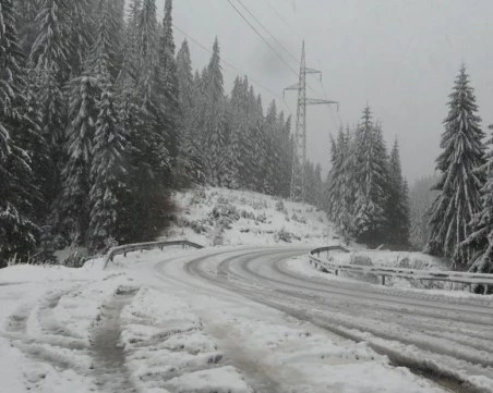 Сняг на проходите 