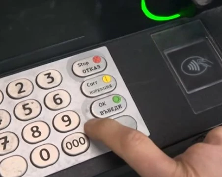 Вандали блокират бутони на банкомати с лепило във Велико Търново