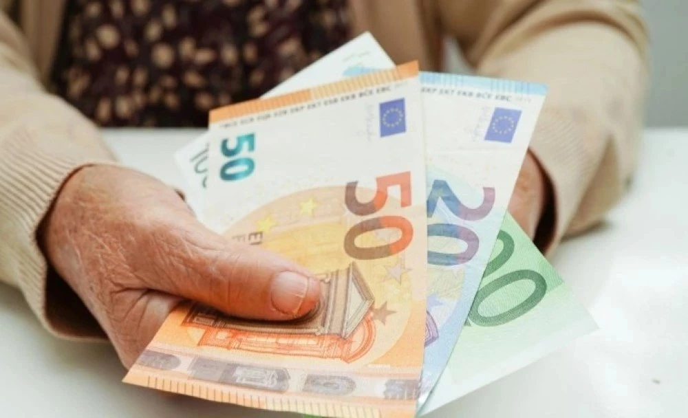 Над 100 души от павликенското село Стамболово останаха без първите си пенсии в евро