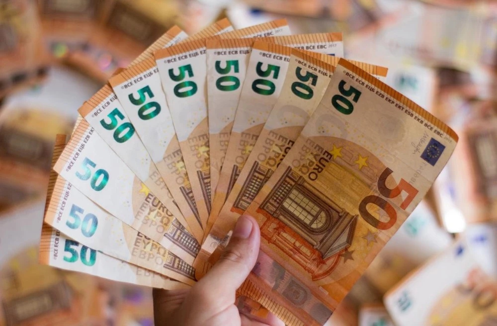 Служител на бензиностанция подменил 3 фалшиви банкноти по 50 евро с истински